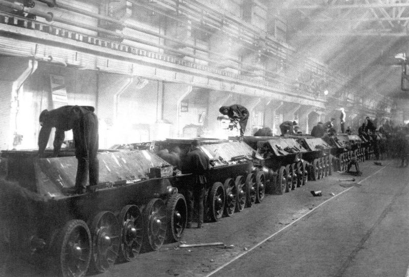 Производство танков Т-34 на Уральском танковом заводе №183 в Нижнем Тагиле. 1942 г. 