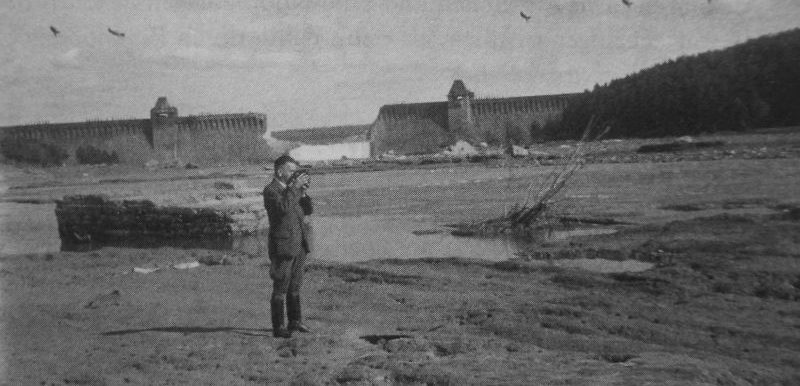 Вид на разрушенную британской прыгающей бомбой дамбу водохранилища Мёнезее в Вестфалии. Май 1943 г. 