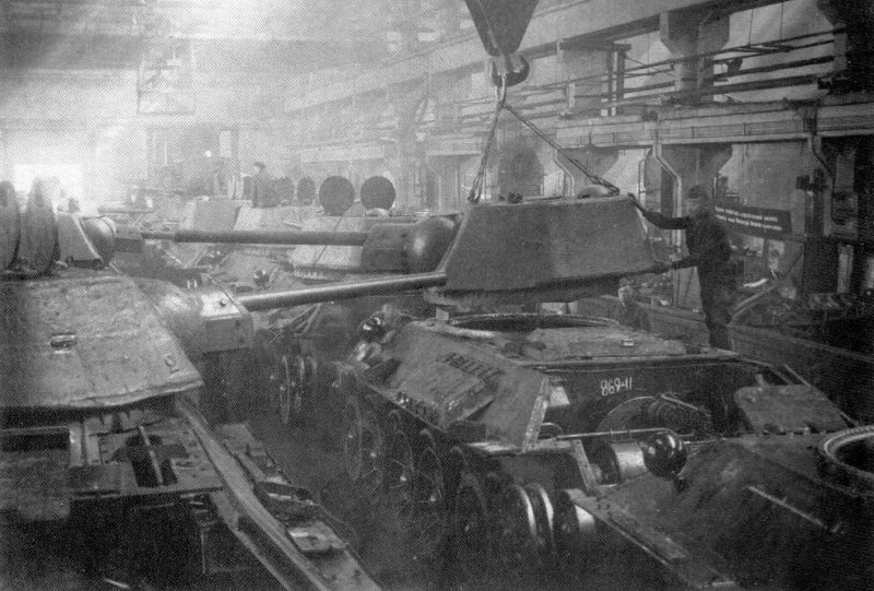 Производство танков Т-34 на Уральском танковом заводе №183 в Нижнем Тагиле. 1942 г. 