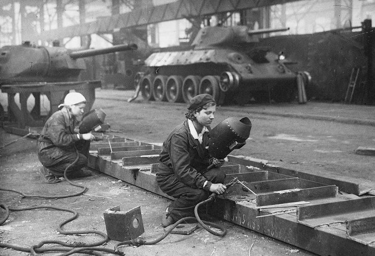 Женщины-сварщицы за работой на Уральском танковом заводе в цеху сборки танков Т-34. 1942 г.