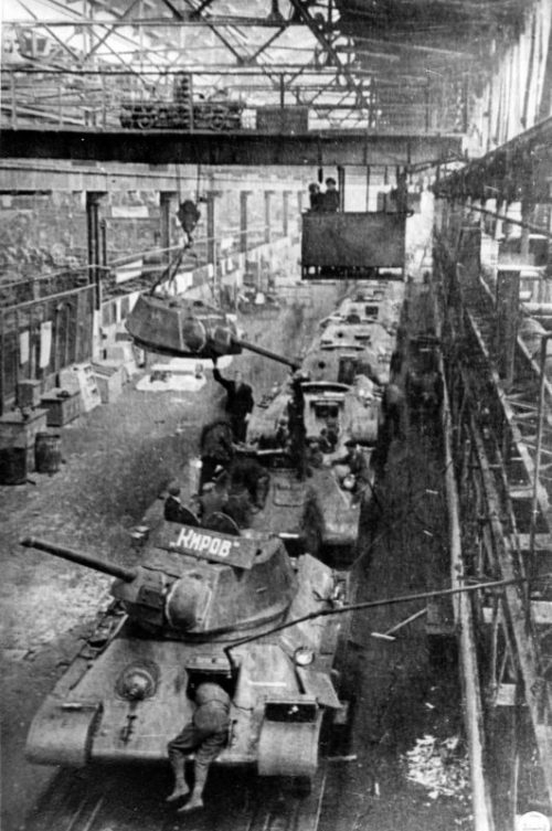 Сборка танков Т-34-76 в цеху Челябинского Кировского завода. 1942 г.