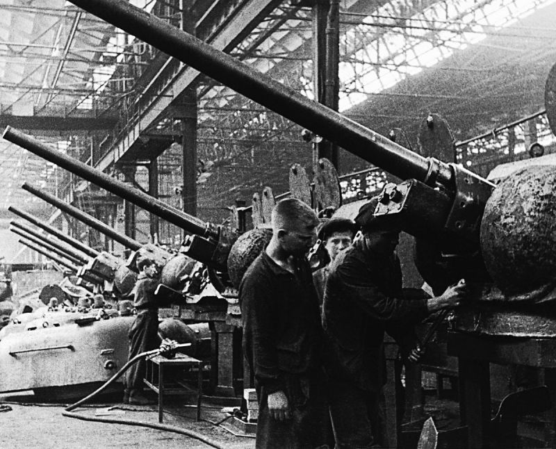 Рабочие у башен танков Т-34 в цеху Магнитогорского металлургического комбината. 1942 г.