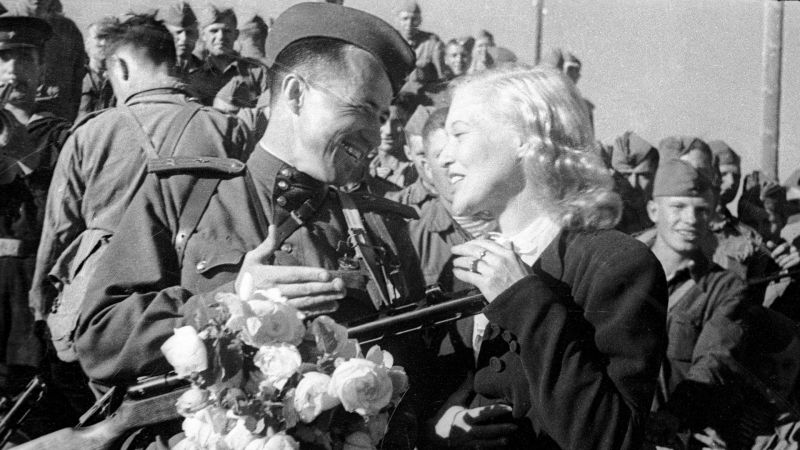 Любовь Орлова провожает бойцов на фронт с железнодорожной станции Баладжары. Апрель 1943 г.