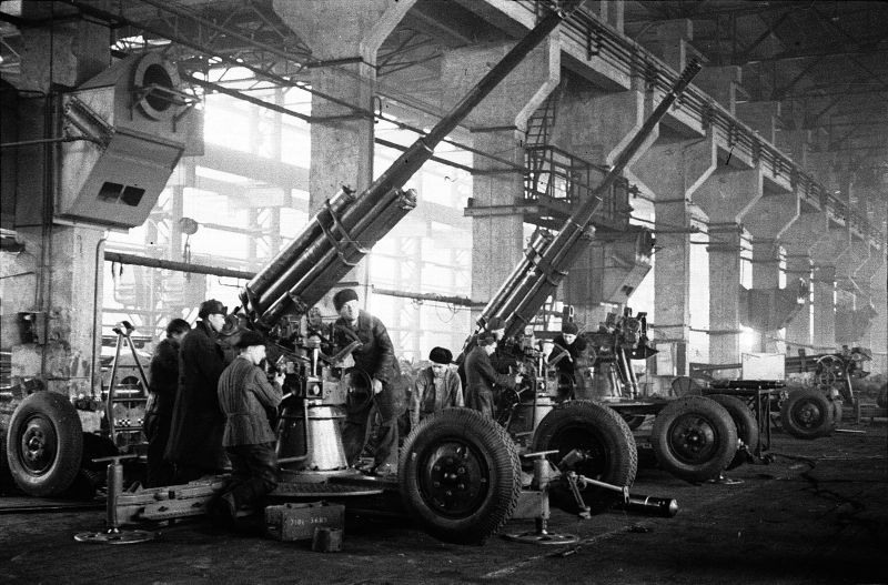 Производство 85-мм зенитных пушек 52-К в цехах завода № 8 имени М.И. Калинина. 1942 г. 