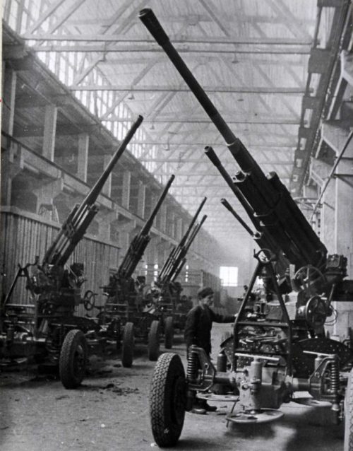 Производство 85-мм зенитных пушек 52-К в цехах завода № 8 имени М.И. Калинина. 1942 г.