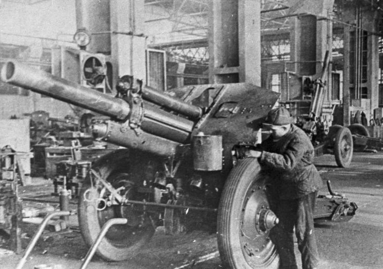 Сборка 122-мм гаубиц М-30 в цехе завода № 9.1942 г. 