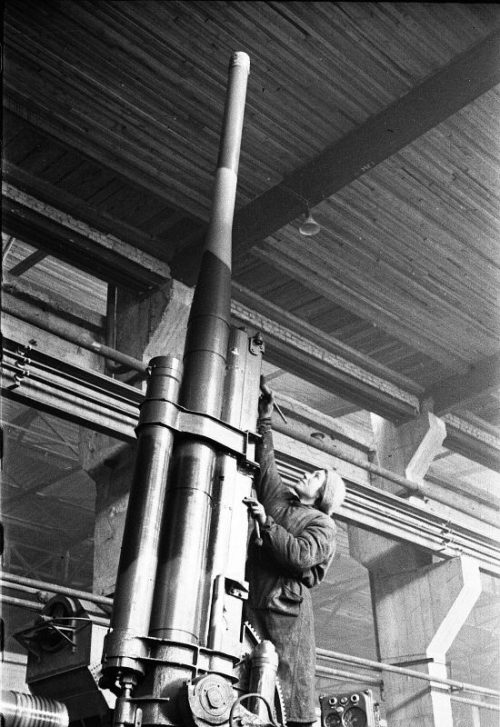 Покраска 85-мм зенитного орудия 52-К в сборочном цехе завода №8 в Свердловске. 1942 г.