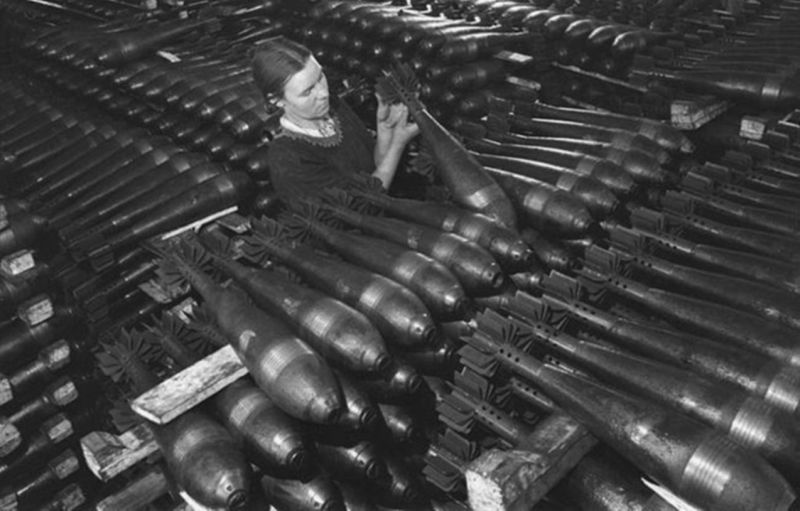 Контроль изготовленных 120-мм минометных мин на Уральском заводе. 1942 г. 