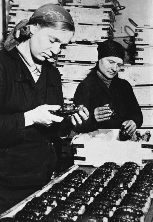Упаковка ручных гранат Ф-1 на заводе «Сибтяжмаш» в Красноярске. 1942 г.