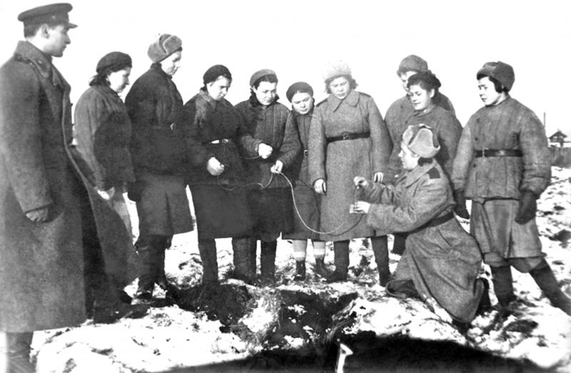 Женщины-подрывники МПВО на практических занятиях. 1943 г.