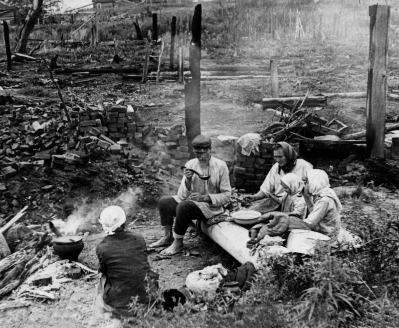 Жители освобожденной деревни Мелехово у разрушенного дома. 1943 г.