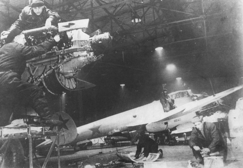 Сборка истребителей Пе-3 на авиационном заводе № 39 им. И.В. Сталина. Март 1943 г.
