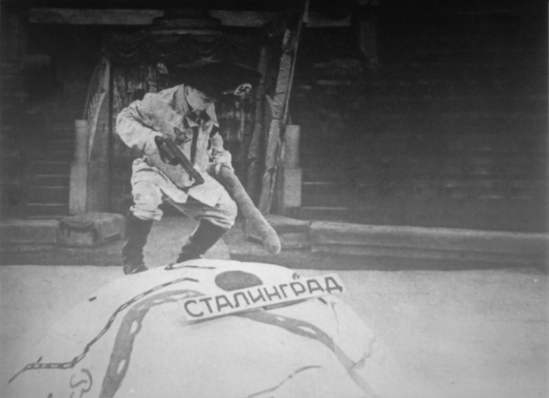 Клоун Карандаш показывает пародию на Гитлера. 1943 г. 