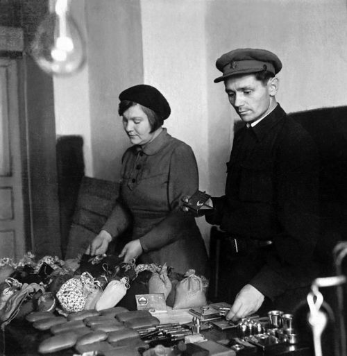 Работники тыла собирают подарки воинам-фронтовикам. 1943 г.