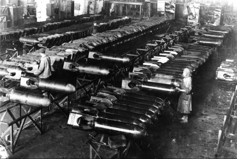 Производство авиабомбы ФАБ-250 на Красноярском машиностроительном заводе. 1943 г. 