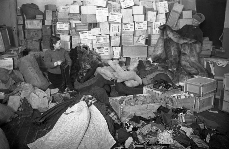 Работники тыла собирают подарки воинам-фронтовикам. 1943 г. 