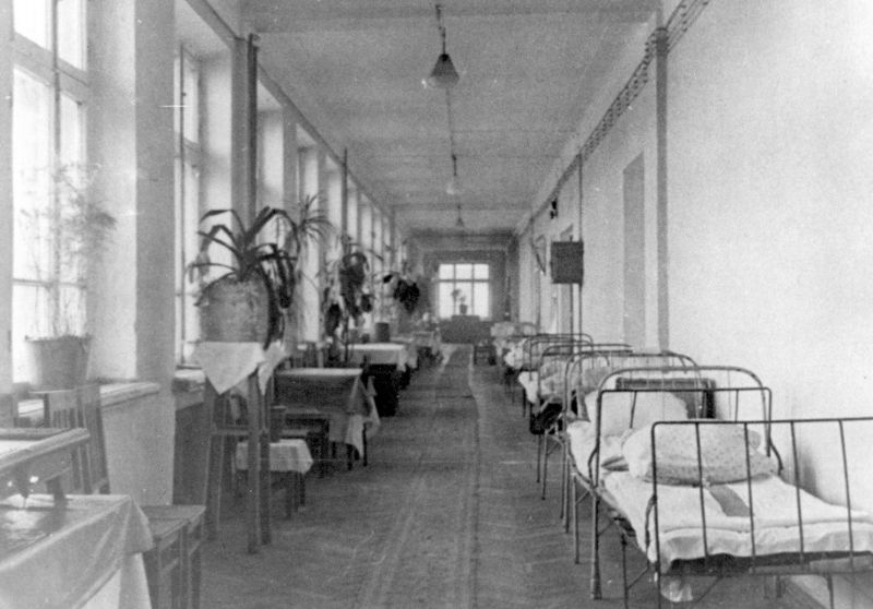 Коридор в здании одного из эвакогоспиталей в Удмуртии. 1943 г. 