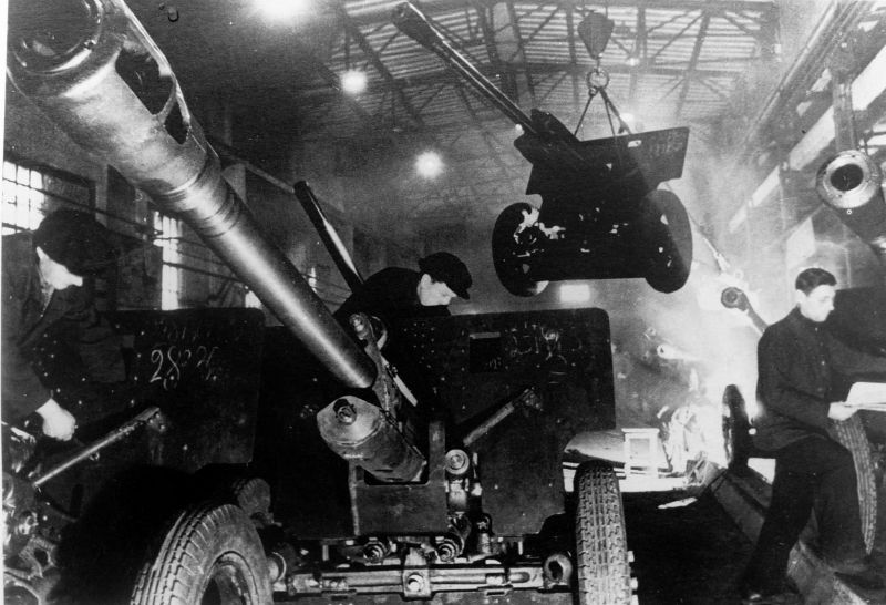 Сборка 76,2-мм дивизионных орудий ЗИС-3 на Горьковском заводе № 92. 1943 г. 