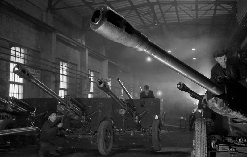 Сборка 76,2-мм дивизионных орудий ЗИС-3 на Горьковском заводе № 92. 1943 г. 