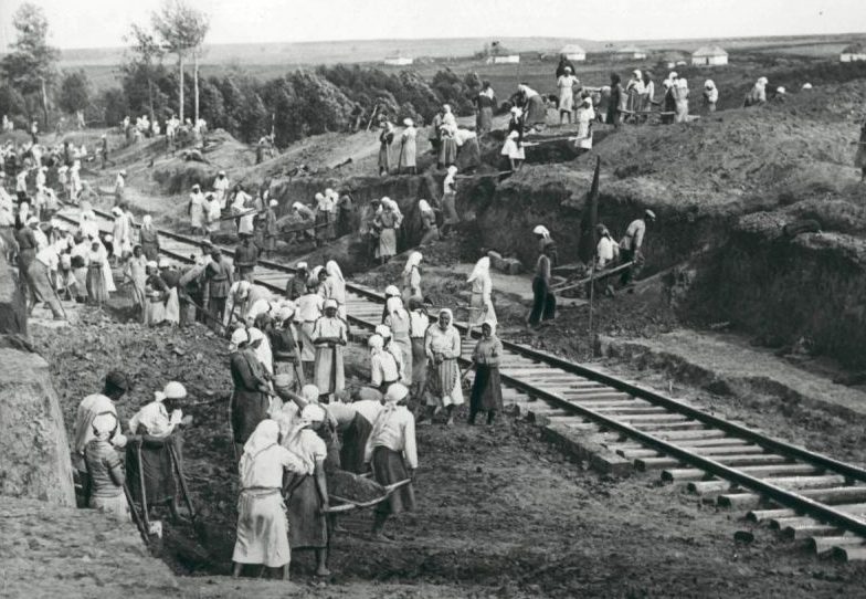 Жители Курской области на работах по восстановлению железнодорожных путей. 1943 г. 