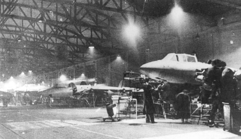 Сборка пикирующих бомбардировщиков Пе-2 на авиационном заводе № 22 в Казани. 1943 г.