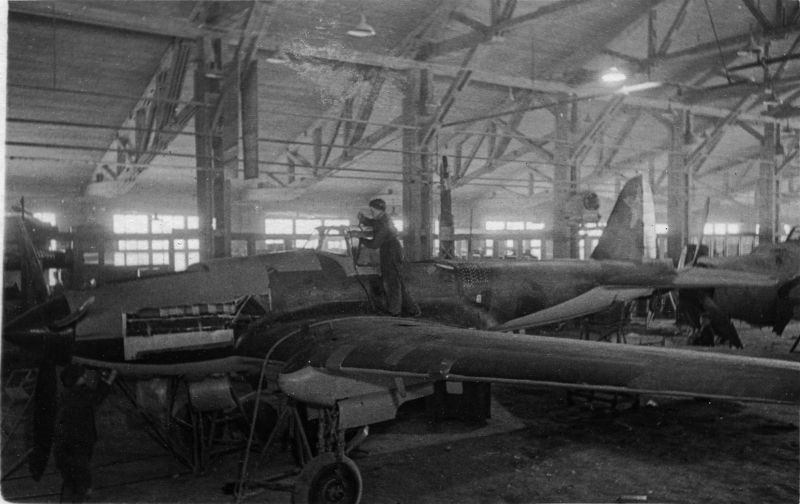 Сборка штурмовиков Ил-2 в цеху авиационного завода №381 в Нижнем Тагиле. 1943 г.