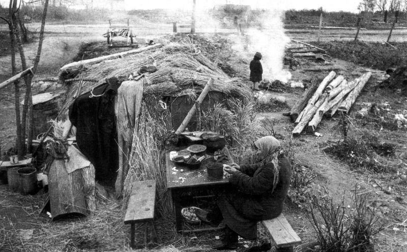 Временные жилища для эвакуированных в тыл советских жителей.1943 г. 