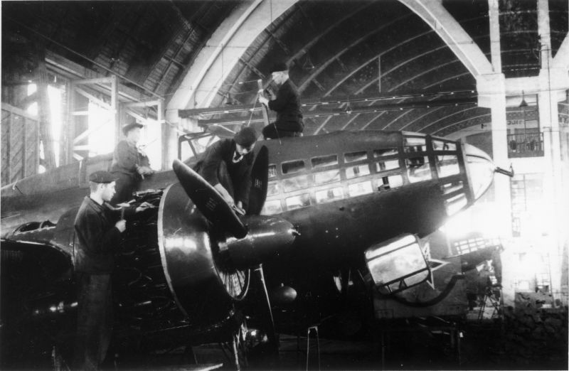 Сборка штурмовиков Ил-2 в цеху авиационного завода №381 в Нижнем Тагиле. 1943 г.