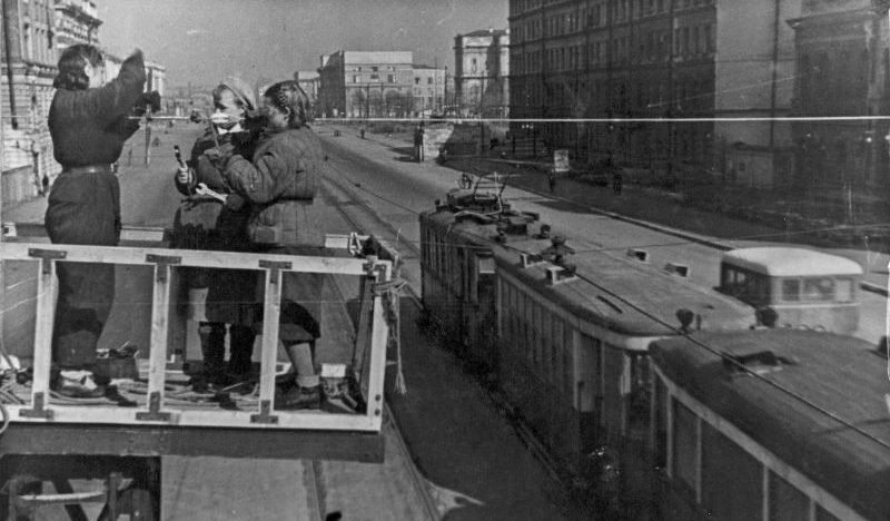Восстановительные работы подвесной электросети в Ленинграде. Апрель 1944 г. 
