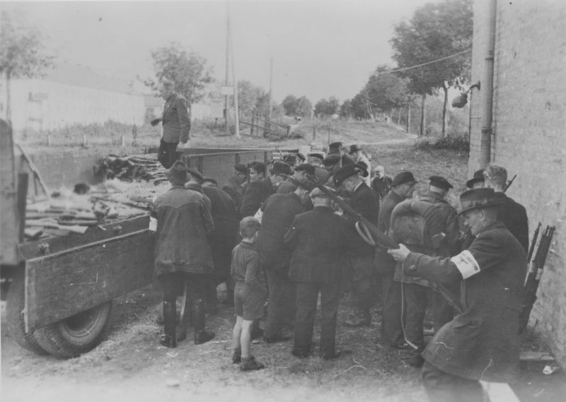 Фольксштурм Восточной Пруссии получают винтовки. Октябрь 1944 г.