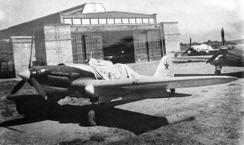 Штурмовики Ил-2 перед отправкой на фронт на аэродроме Гиссар в Таджикистане. 1943 г. 
