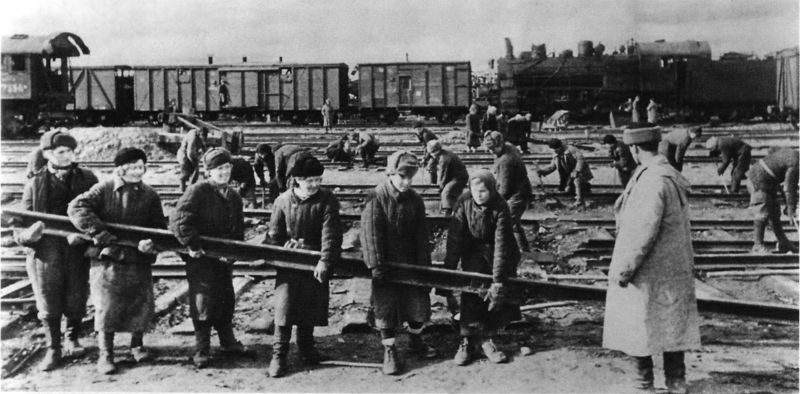 Восстановление железнодорожных путей на станции Ржев. 1944 г. 