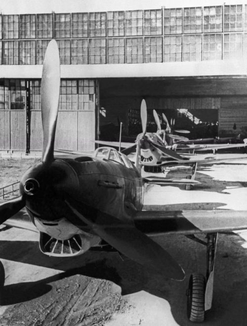 Готовые истребители Як-7 во дворе завода №153 в Новосибирске. 1943 г.