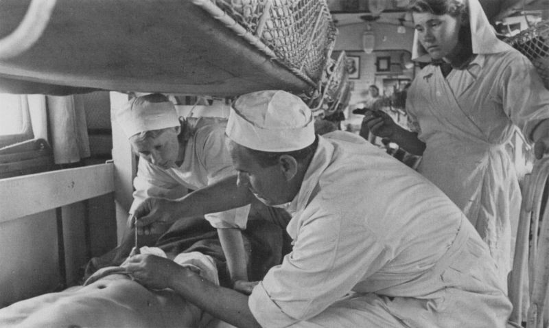 Оказание помощи раненым в вагоне военно-санитарного поезда №72 Житомир-Челябинск. Июнь 1944 г. 