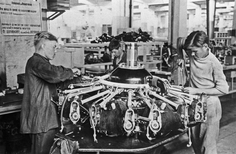 Сборка авиамотора на заводе № 19 имени И. В. Сталина в Молотове. 1943 г. 