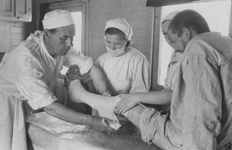 Оказание помощи раненым в вагоне военно-санитарного поезда №72 Житомир-Челябинск. Июнь 1944 г. 