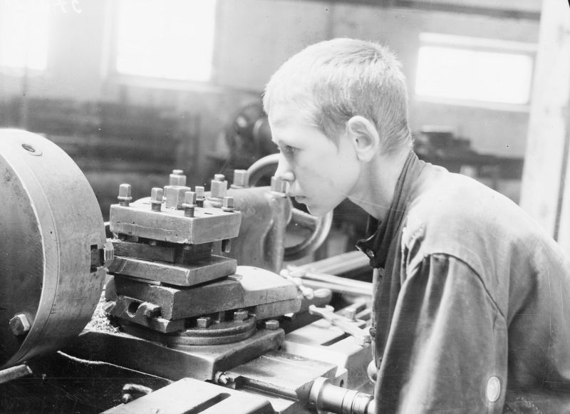 Подросток работает на токарном станке на одном из оборонных заводов Свердловска. 1943 г. 