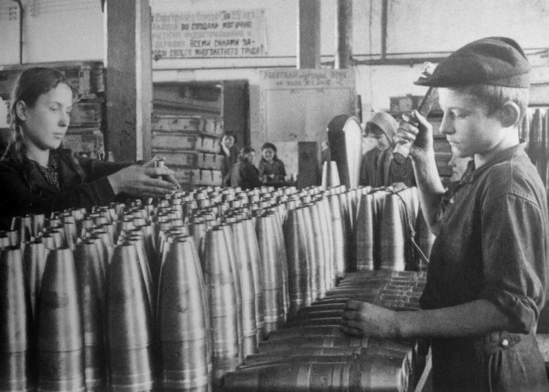 Подростки на производстве снарядов. 1943 г. 