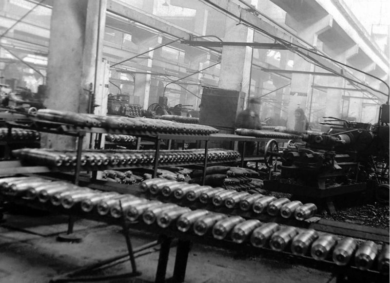 Линия производства снарядов калибра 122-мм на заводе имени Серго Орджоникидзе. 1943 г.