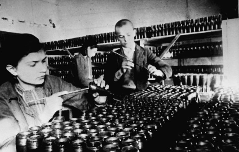 Учащиеся ремесленного училища за сборкой минометных мин в блокадном Ленинграде. 1943 г. 
