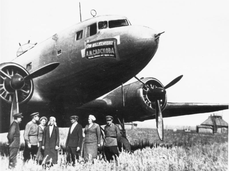 Колхозник из «Красного луча» Андрей Сарсков передает самолет Ли-2, построенный на собранные средства. Сентябрь 1944 г.