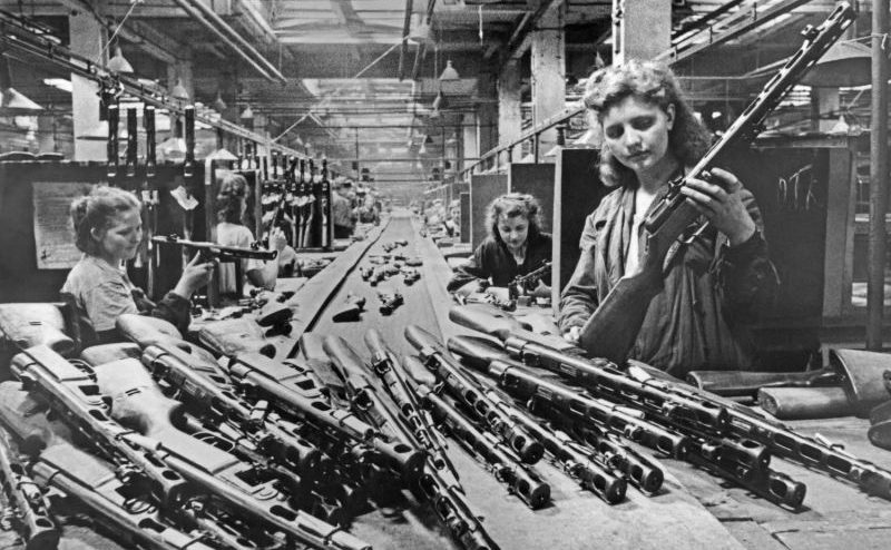 Конвейерная сборка пистолетов-пулеметов ППШ на заводе в Москве. 1943 г. 