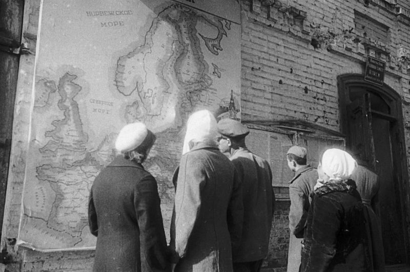 Жители Невеля у стенда с разворотами газет. Октябрь 1944 г. 
