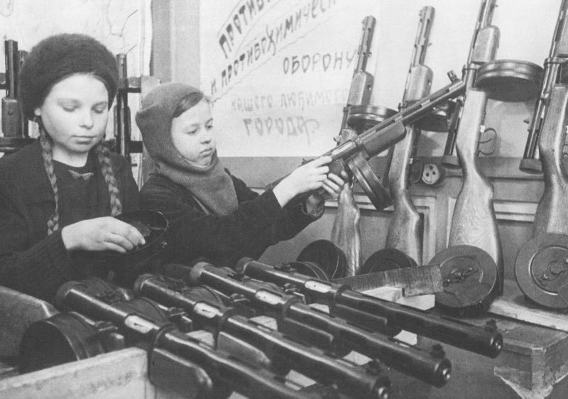 Девочки-подростки на сборке автоматов ППД на заводе имени С.П. Воскова в блокадном Ленинграде. 1943 г. 
