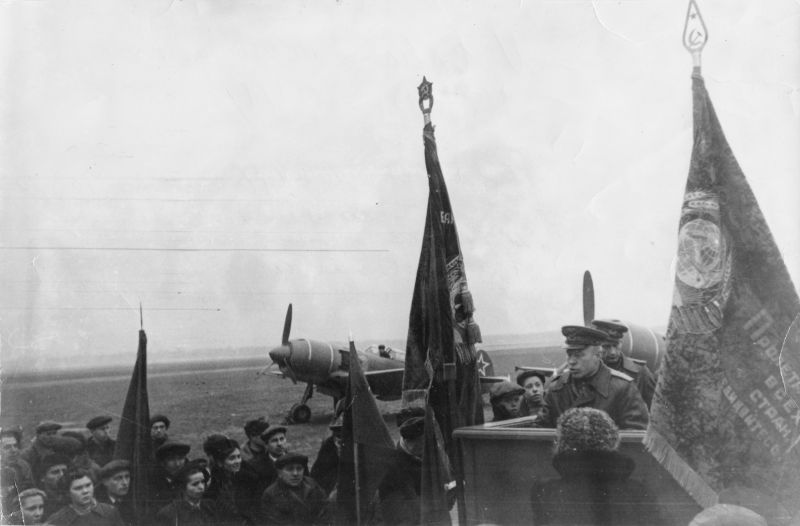 Передача истребителей Ла-7 летчикам 9-го гвардейского истребительного авиаполка. Ноябрь 1944 г. 