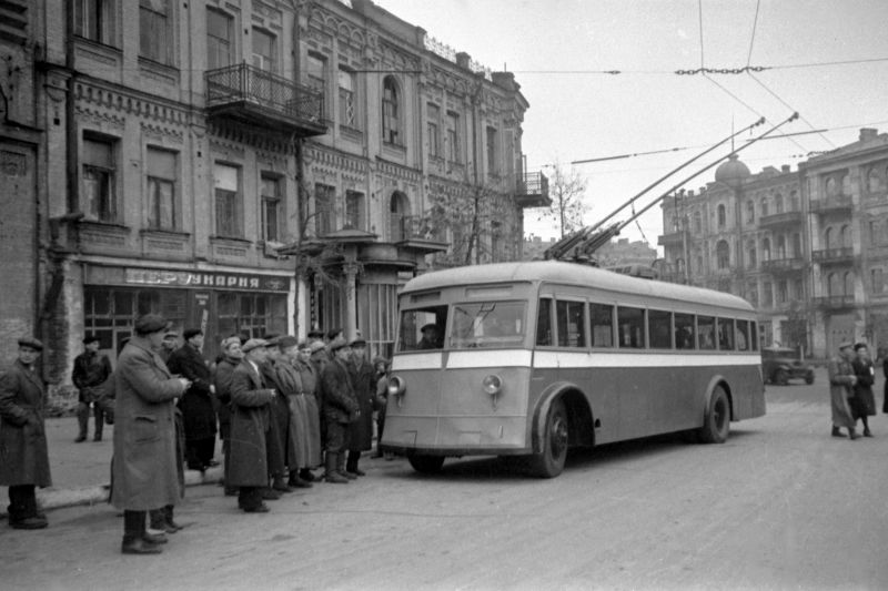 Троллейбус ЯТБ-2, первым выехавший в Киеве после освобождения от немецких оккупантов. Ноябрь 1944 г.