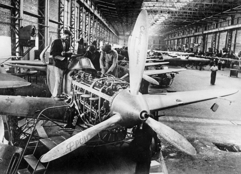 Сборка истребителей Як-7 в цеху Новосибирского авиационного завода. 1943 г. 