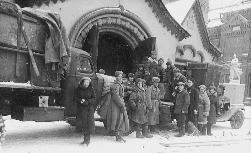 Возвращение из эвакуации художественных произведений Третьяковской галереи в Москву. Ноябрь 1944 г.