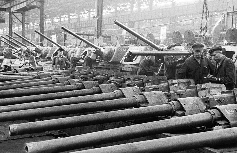 Производство танков Т-34-76 на Челябинском Кировском заводе. 1943 г.