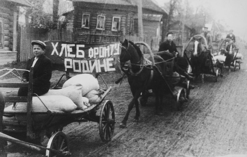 Трудящиеся колхоза «18 марта» везут собранное для нужд фронта продовольствие. 1944 г. 
